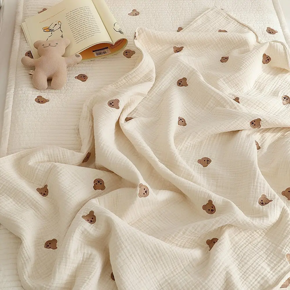 Couverture d'emmaillotage douce et lavable en coton biologique avec broderie de lapin blanc de la boutique pour bébé en bambou mousseline d'ours