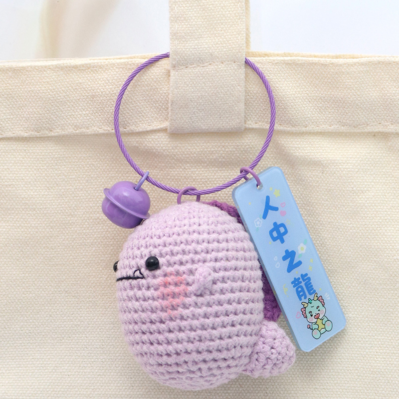 Œuf de dinosaure violet avec boucle en fil métallique, dragon parmi les hommes.