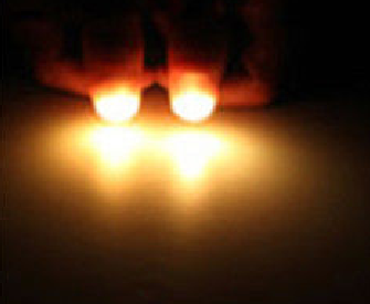 luz amarilla del pulgar