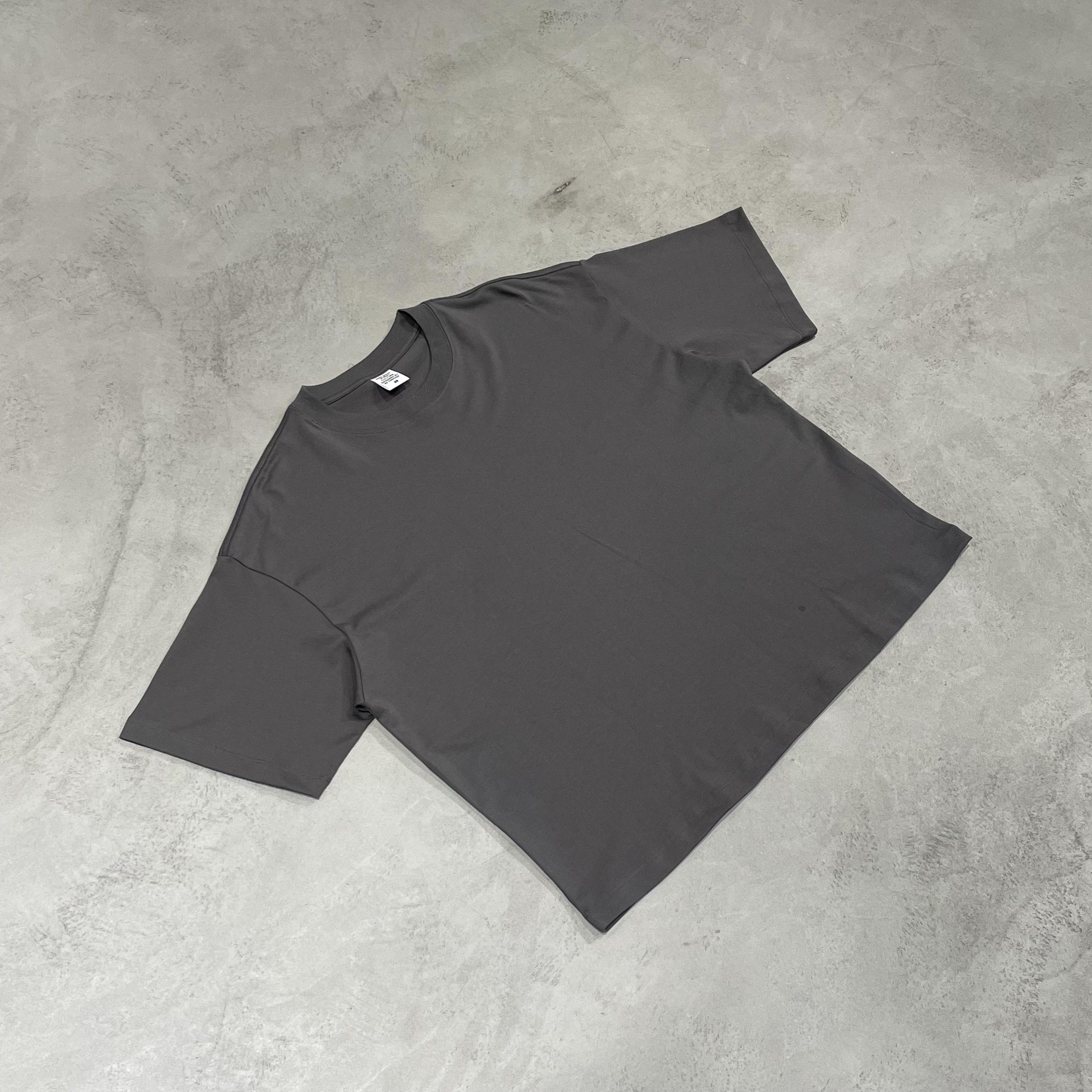 สีเทาเข้ม