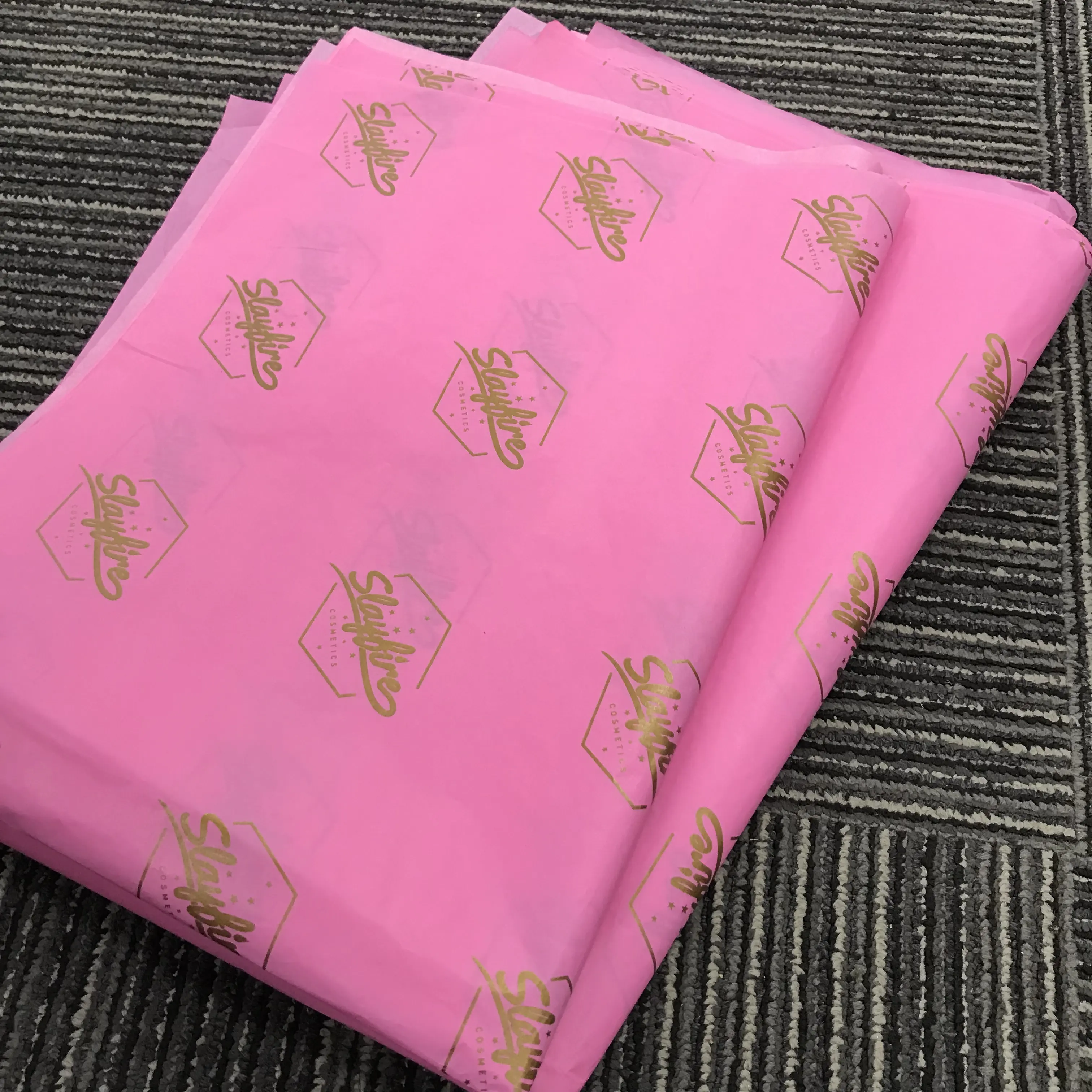 Hojas de papel tisú de regalo para envolver ropa, logo personalizado dorado de lujo, color rosa