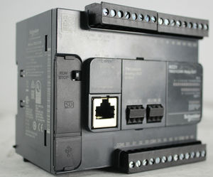PLC TM221CE24R Controlador programable de una sola pieza, entrada/salida de 24 puntos