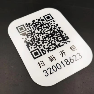 I clienti personalizzati incollano il codice bidimensionale quadrato acrilico trasparente con display con codice a barre in metallo QR code