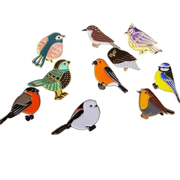 Distintivo in metallo per uccelli smaltato morbido su misura per la decorazione del tessuto varie spille regalo con distintivi di cartoni animati animali vividi