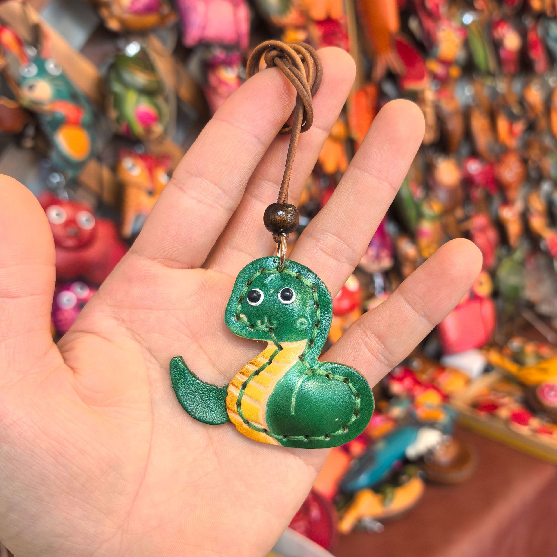 Colgante pequeño de serpiente verde cosido a mano