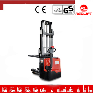 REDLIFTアレットスタッカー<span class=keywords><strong>2</strong></span>トン<span class=keywords><strong>2</strong></span>メートル電気セルフローディング電気ハンドスタッカーフル電気幅脚付き