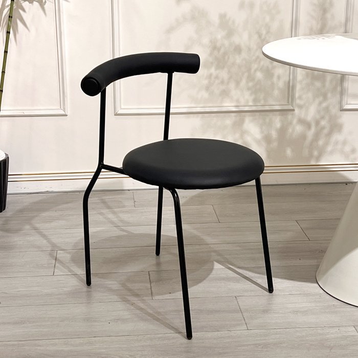 Chaise à roulettes en forme d'œuf, pieds noirs purs