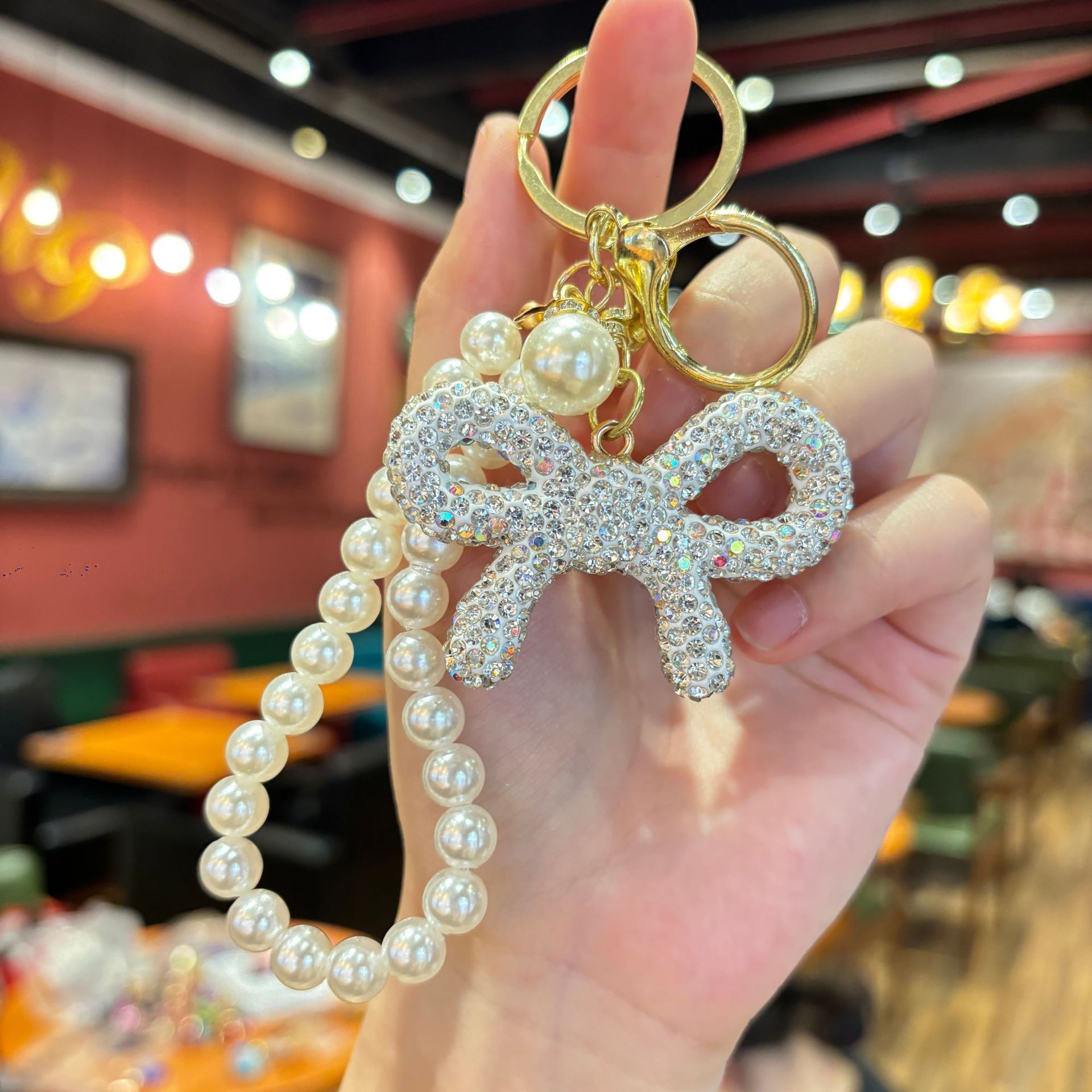 4. Lazo de cinta con cadena de perlas - Blanco
