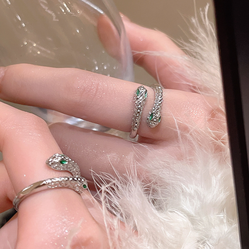 J976 silver~sparkling diamond snake ring