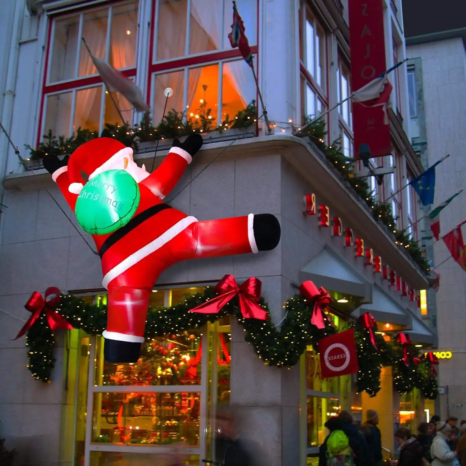 Außenbereich Weihnachtsfenster Wanddekoration aufblasbarer Weihnachtsmann Klettern draußen Weihnachten aufblasbar mit LED-Licht