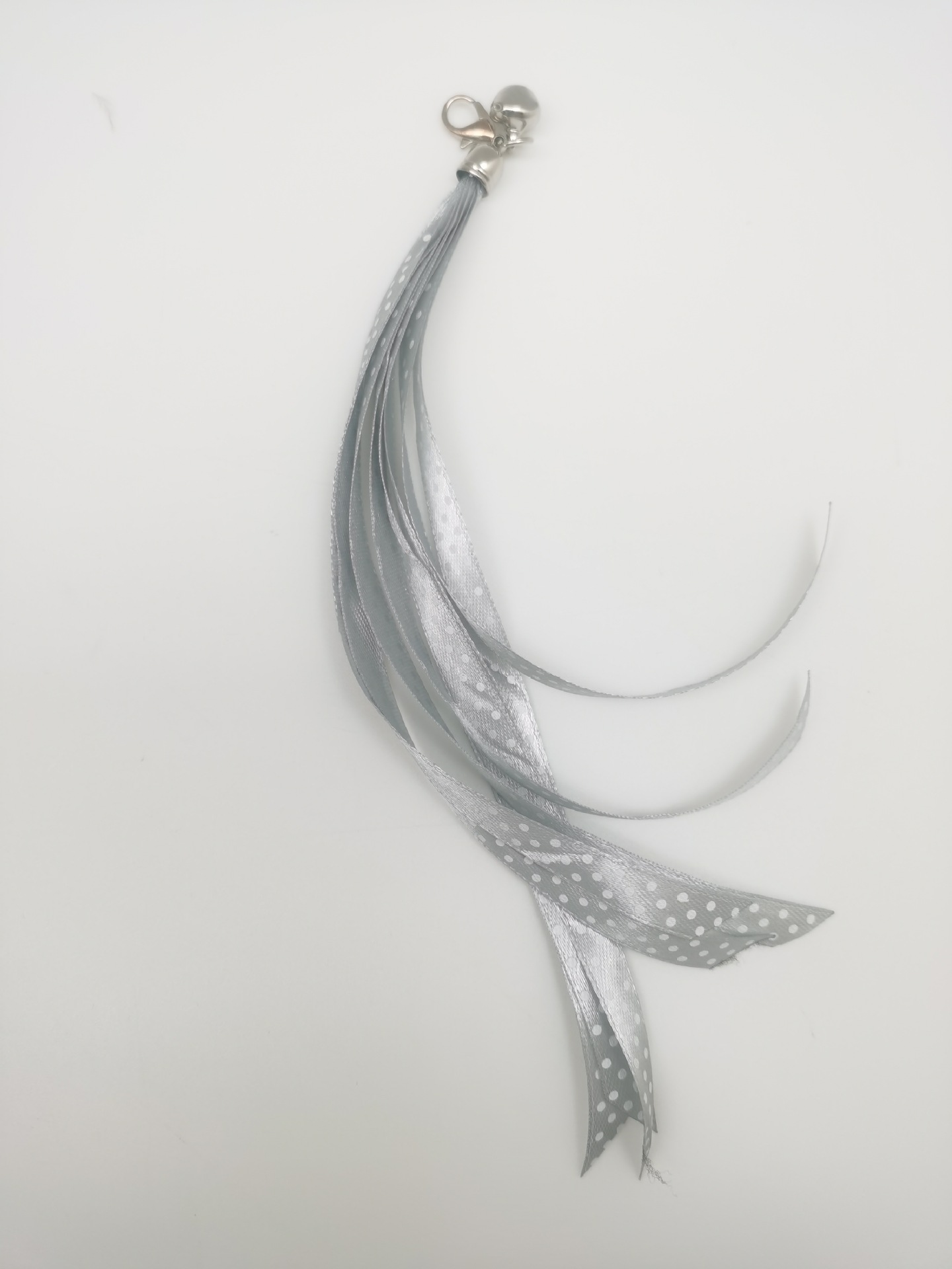 Ruban à pois gris