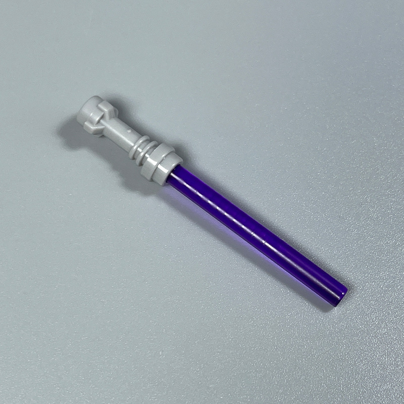 Sabre laser violet avec poignée gris clair.