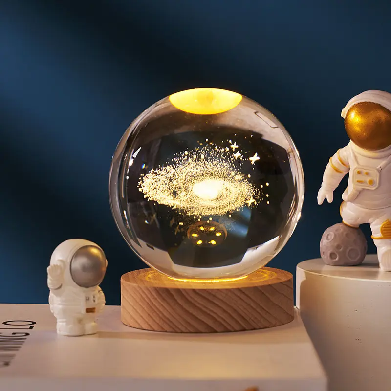 ガラスボール3Dレーザー刻印クリスタルボールライトクリスタル光る惑星銀河宇宙飛行士ボールの装飾木製ベースナイトライト