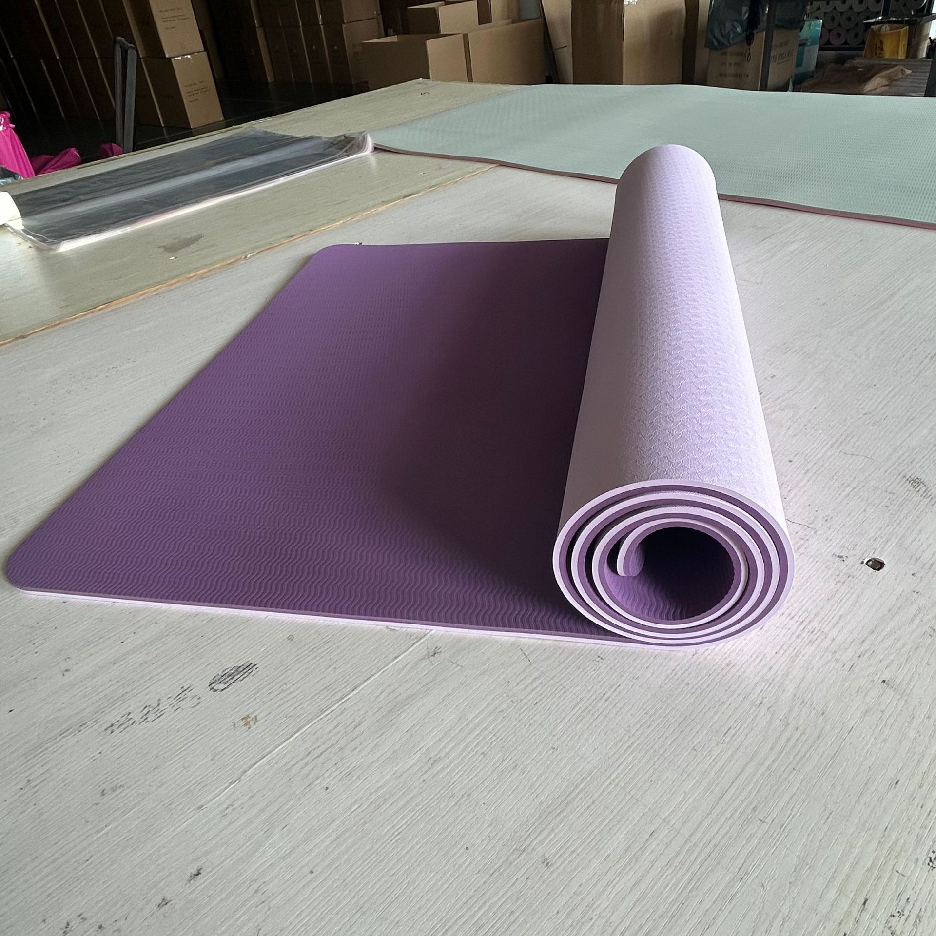 Morado claro, morado oscuro.