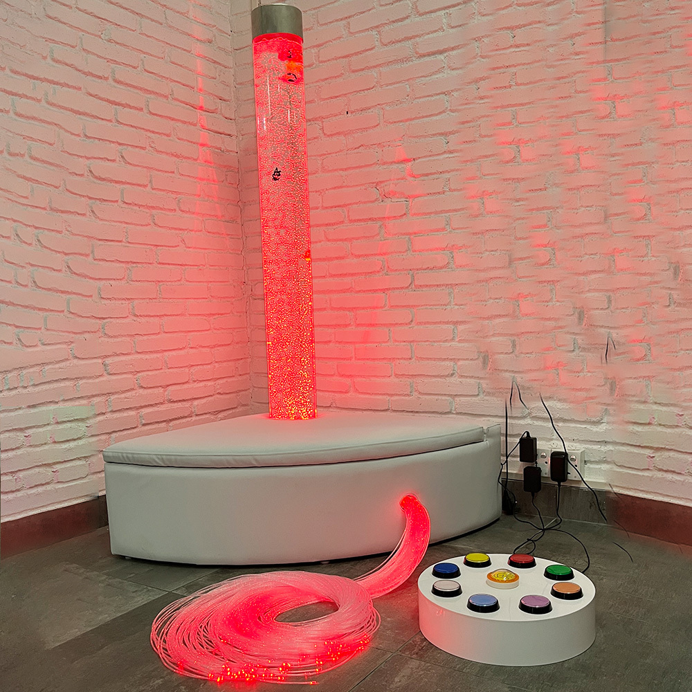 Plataforma curva blanca con fibras transparentes y 1 bañera de burbujas.