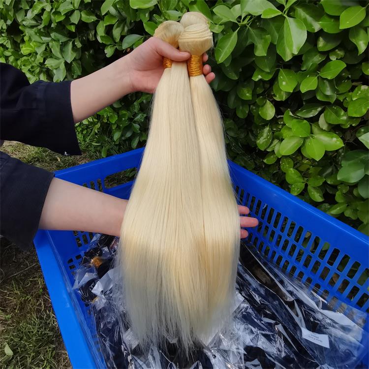 Cheveux raides blond