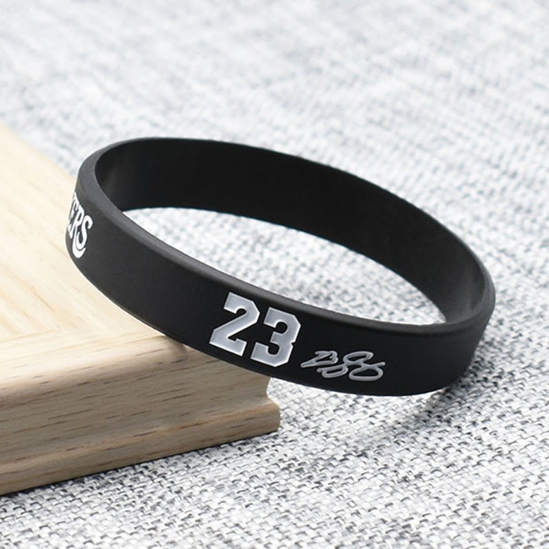 James negro número 23