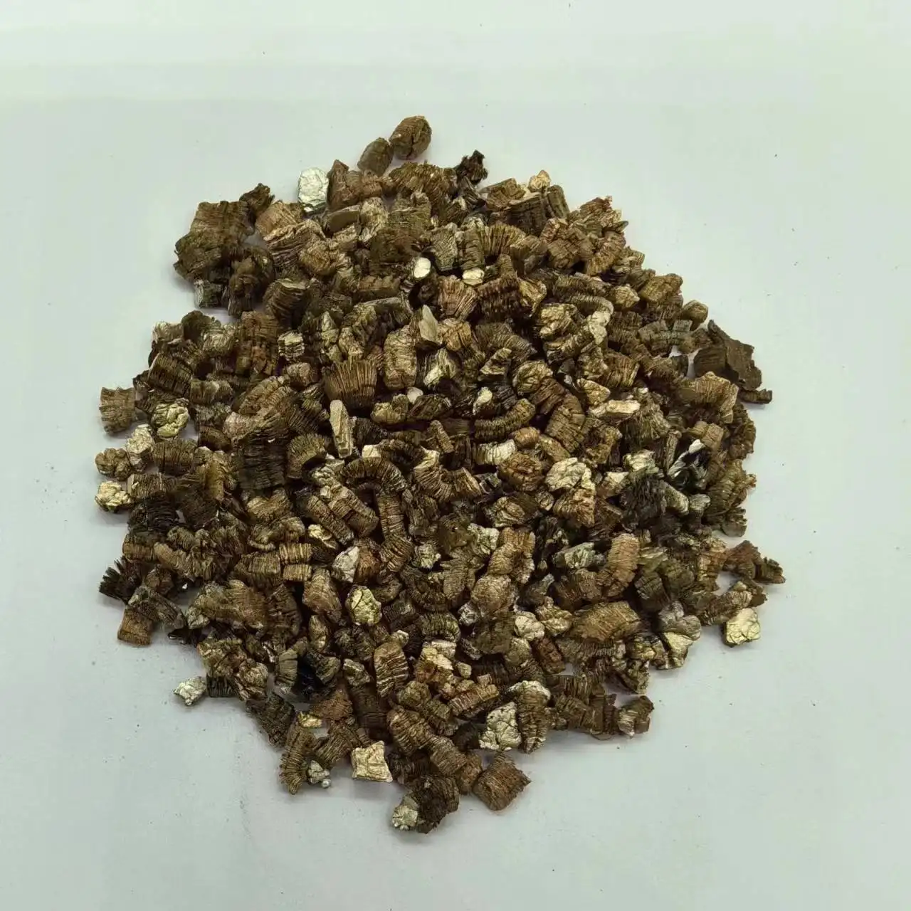 Agricultura ignífuga Fuerte adsorción vermiculita expandida en polvo vermiculita perfumada vermiculita cruda 50kg