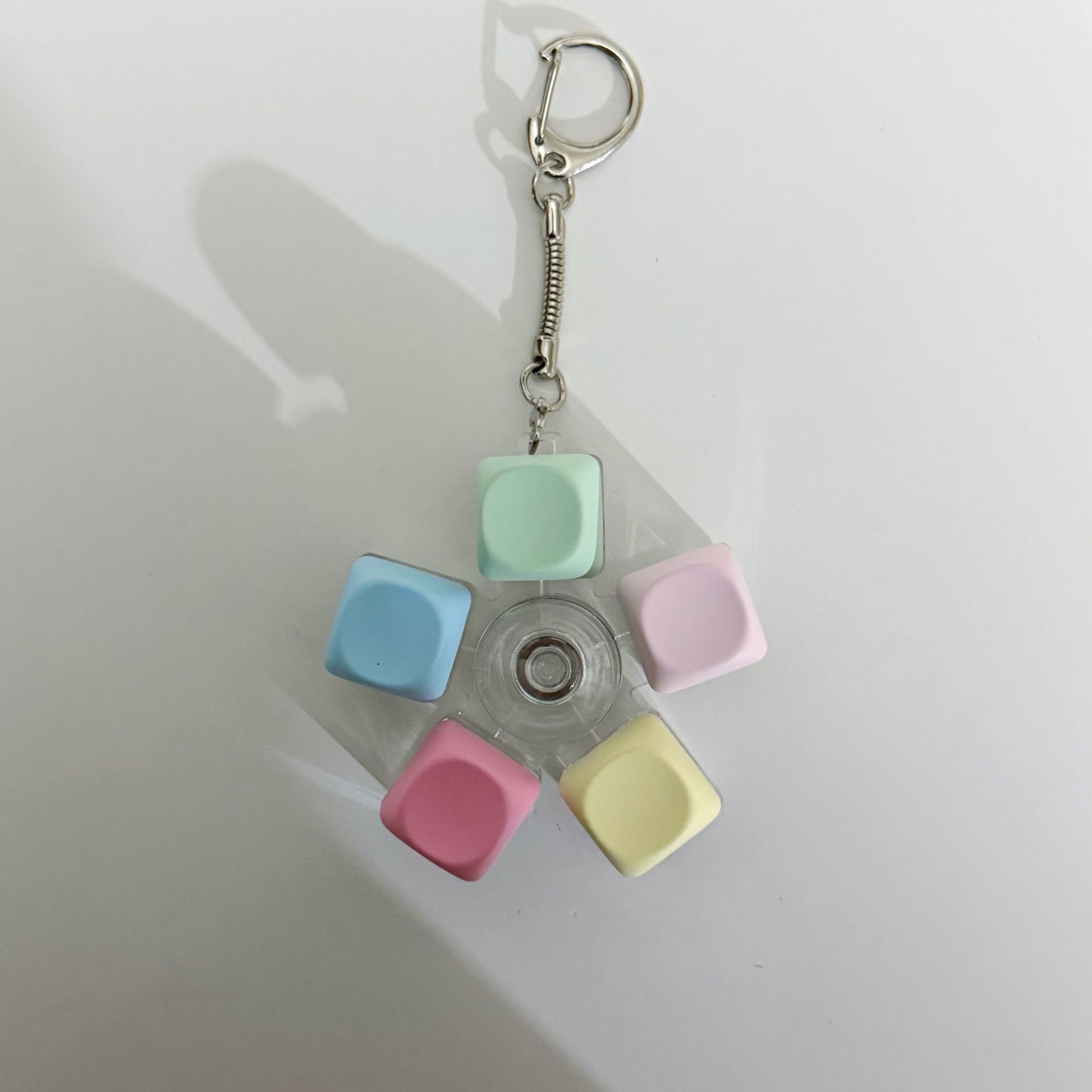 Round cap colorful rotating button keychain