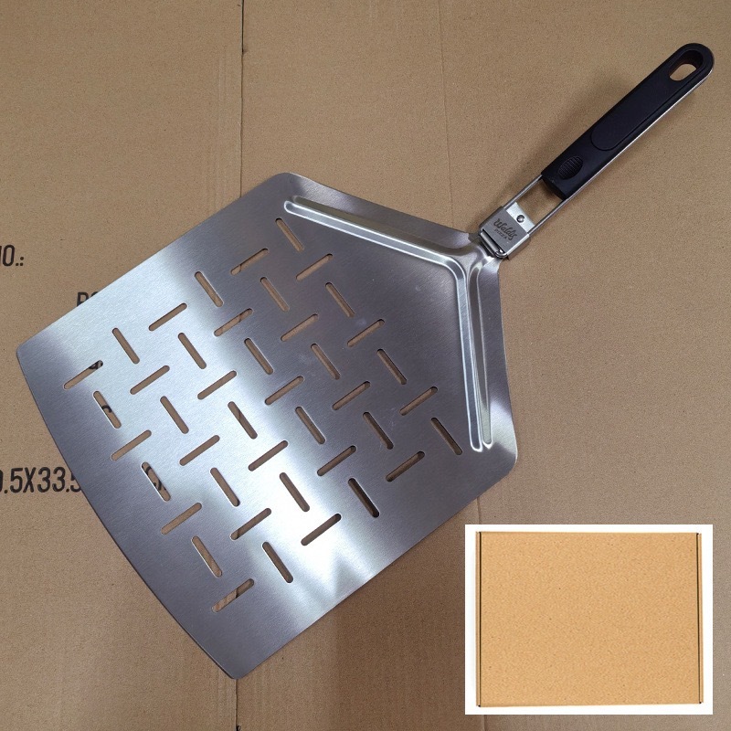 Pala para pizza cuadrada grande Silver430 con orificio en la superficie.