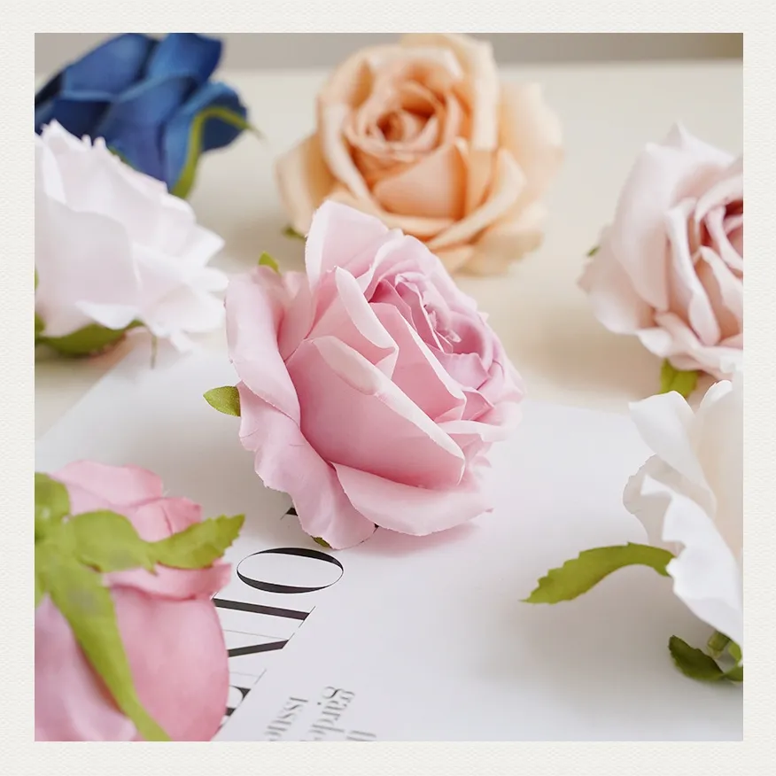 Vente en gros de roses artificielles en soie rouge et blanche de 10cm, têtes de fleurs, pétales de fleurs artificielles pour la décoration de mariage