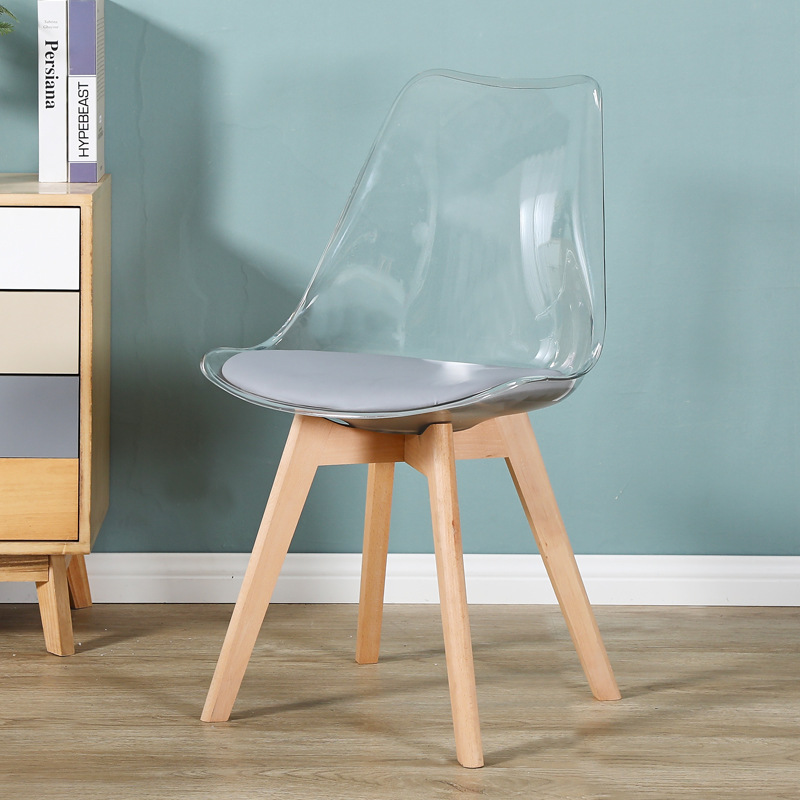 Chaise à pieds en bois rembourrée transparente