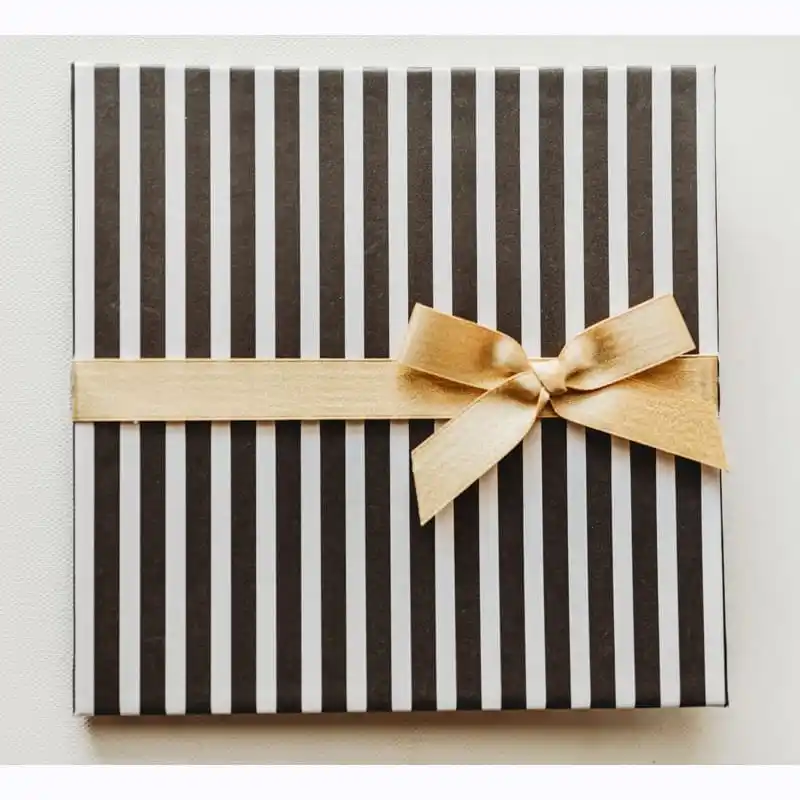 キラキラ応答カード付きの高品質のゴージャスな黒と白のハードカバーブックスタイルの結婚式の招待状