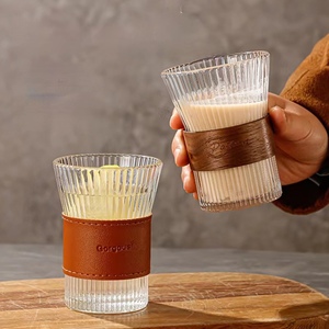 高品质咖啡垂直条纹玻璃杯家用和酒吧茶杯，带木套或皮套