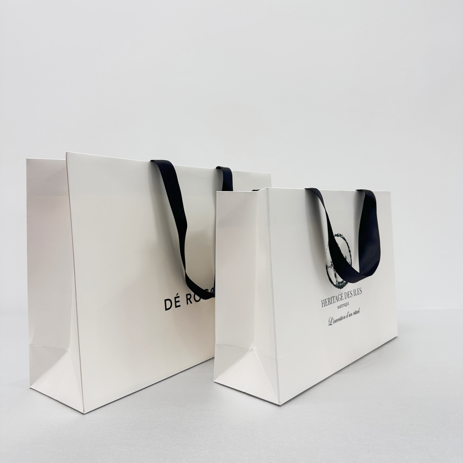 Sac en papier cartonné personnalisé avec poignée en ruban