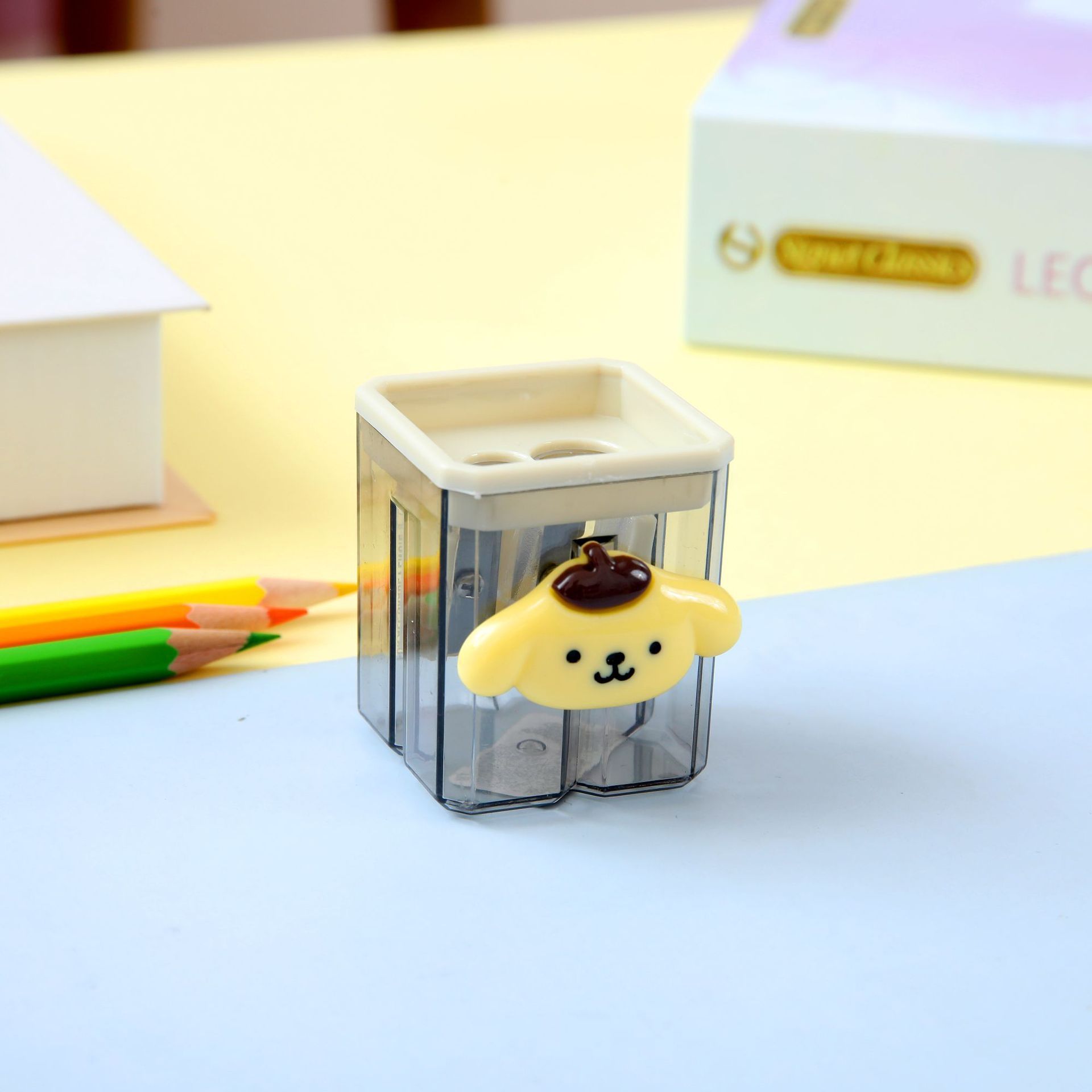 El pequeño perro amarillo.