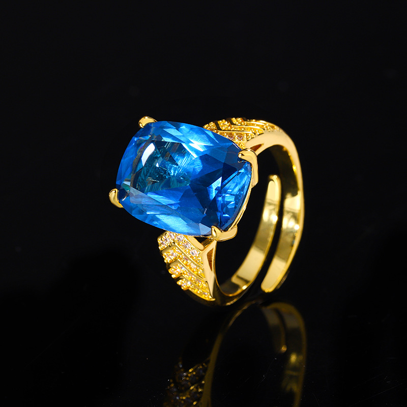Bague ajustable en or avec cristal bleu pointu