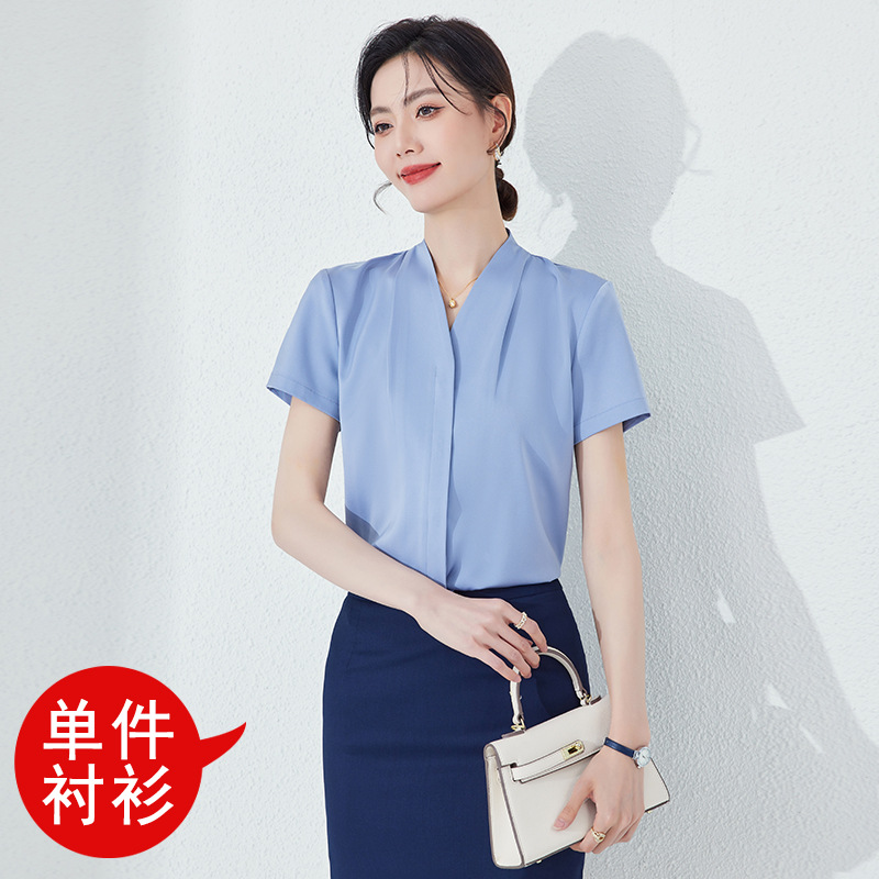 gray-blue short-sleeved shirt