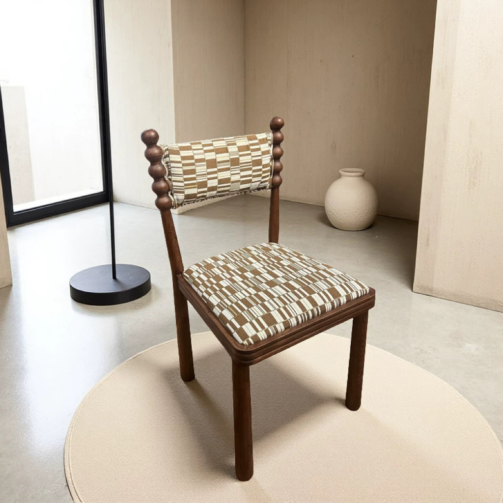 Chaise Hoss en noyer et frêne Beat café
