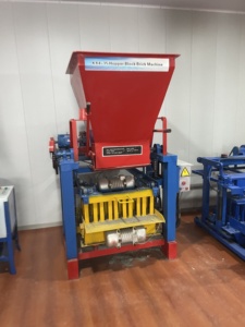 Máquina de bloques de cemento para la fabricación de ladrillos huecos o ladrillos entrelazados adecuados para procesar bloques de materiales de construcción - Product Image 2