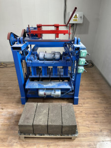 Die billigste 4-35 Ziegel herstellungs maschine wird zur Herstellung von 8-Zoll-Hohlziegel-Bausteinherstellungsmaschinen verwendet - Product Image 3