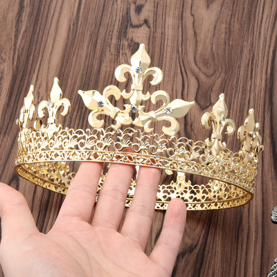 Atmospheric golden round-crowned crown