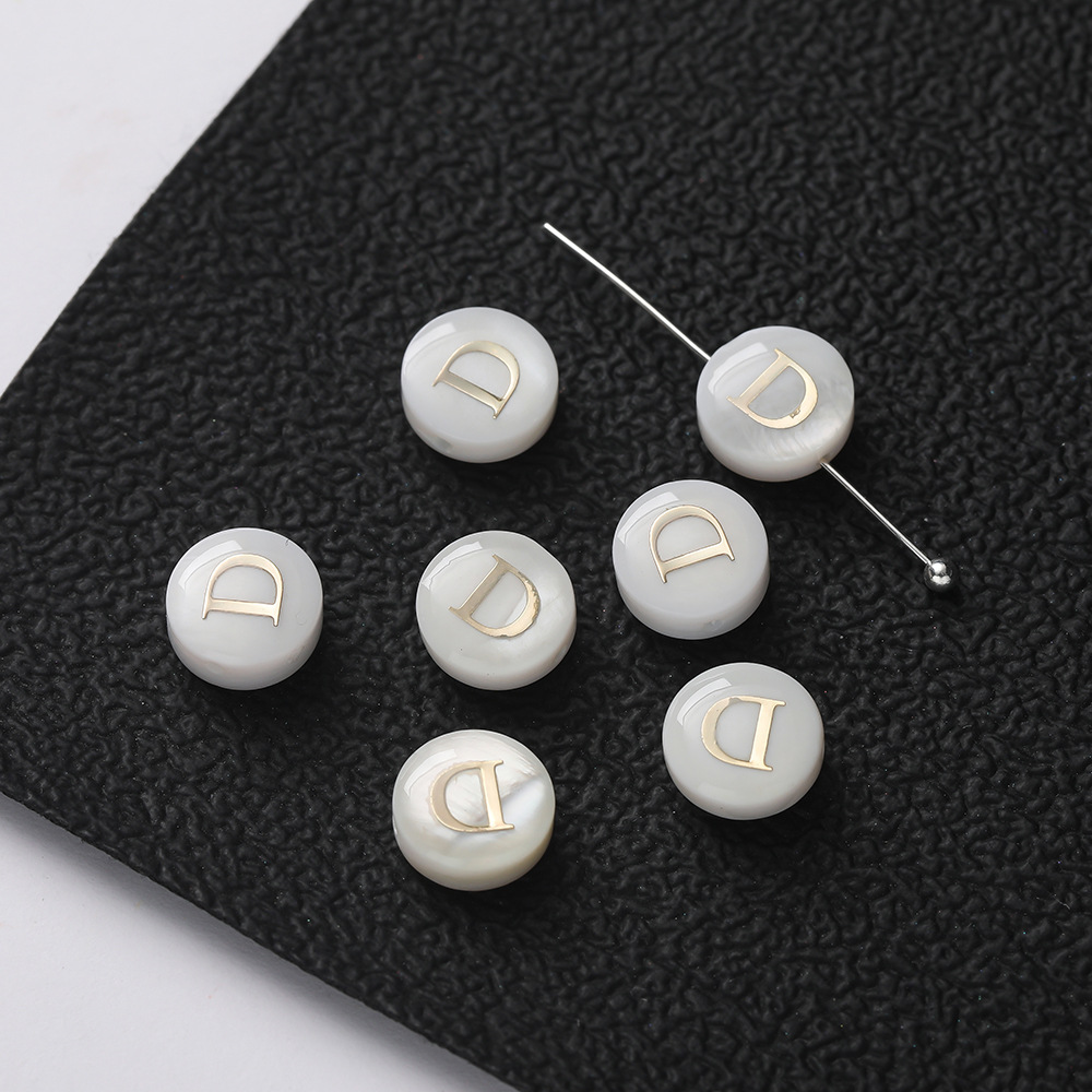 Perles lettres coquillages -- D