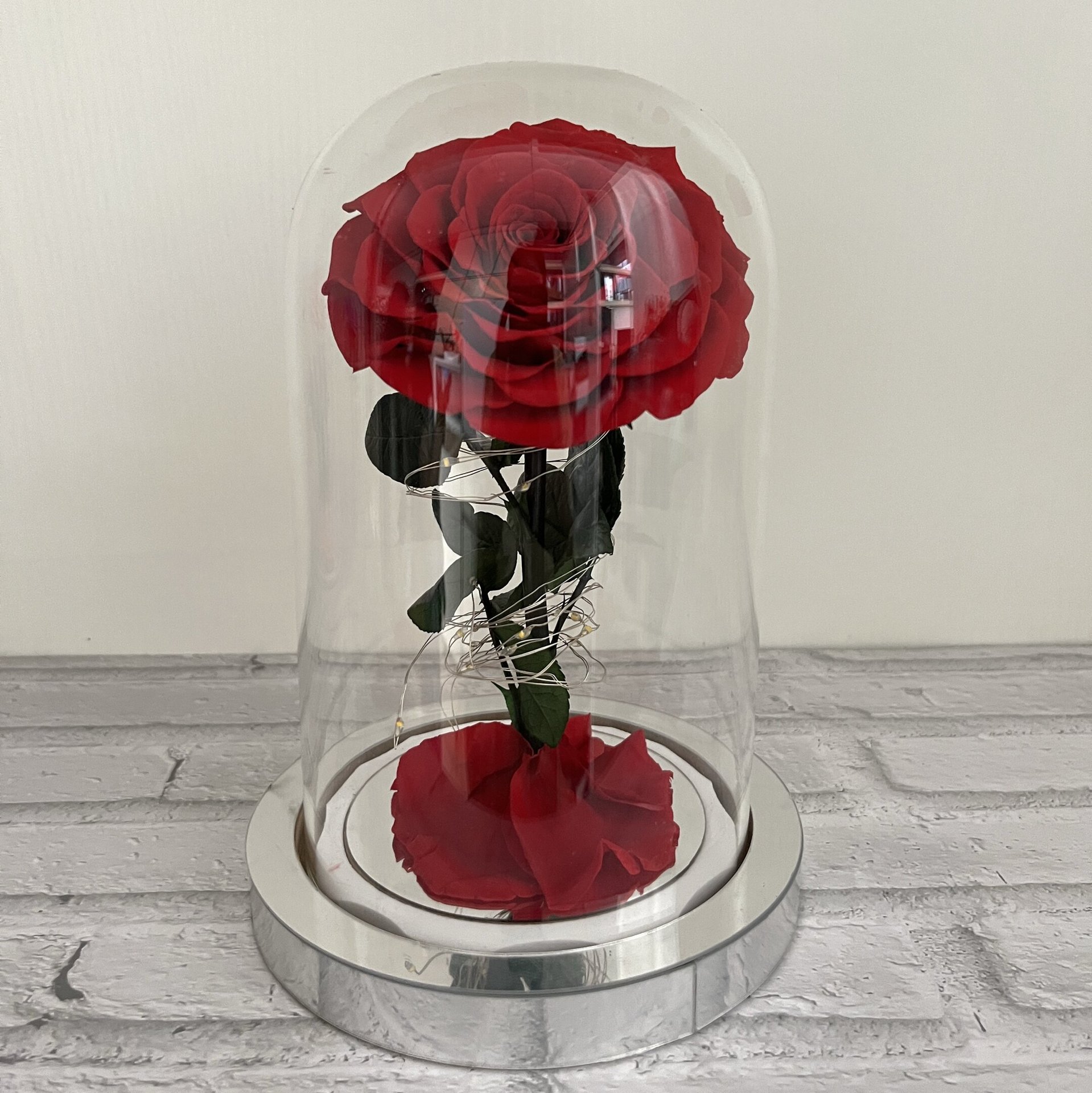 Fond argenté rouge sans lampe avec boîte cadeau