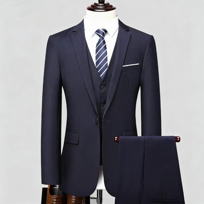 Ensemble veste bleu marine, chemise et pantalon à un bouton.