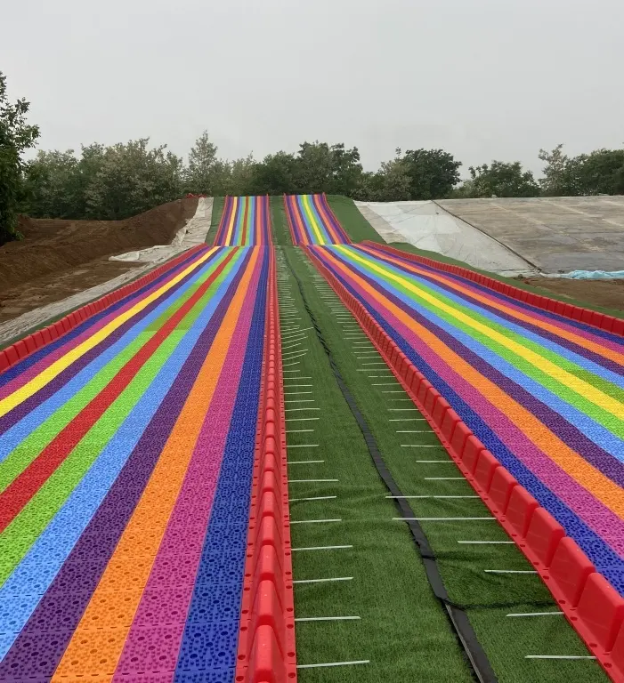 מגלשת קשת צבעונית מגלשת אינטרנט מפורסמת החלקה נופית חיצונית החלקה יבשה ציוד שעשועים חסר אונים למכירה