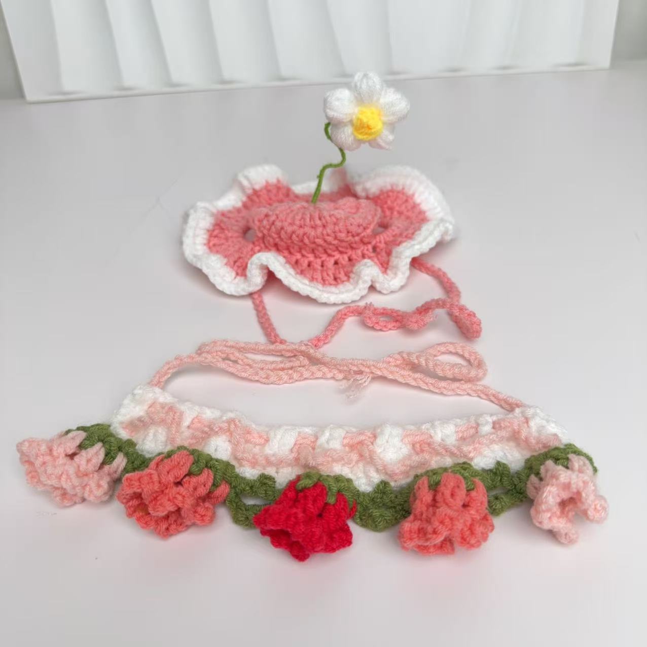 Bavoir muguet rose, chapeau fleur rose