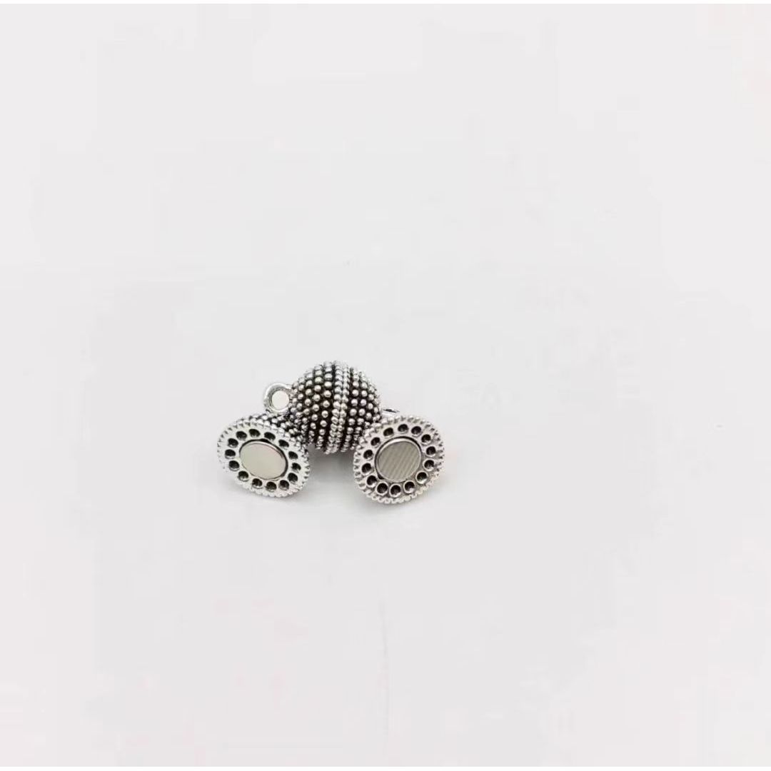Bola redonda de 10 mm con superficie de cáñamo en plata antigua.