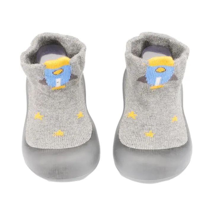 Nouveau modèle doux respirant antidérapant semelle en caoutchouc unisexe bébé chaussures anti-dérapant bébé chaussure tricoté chaussons