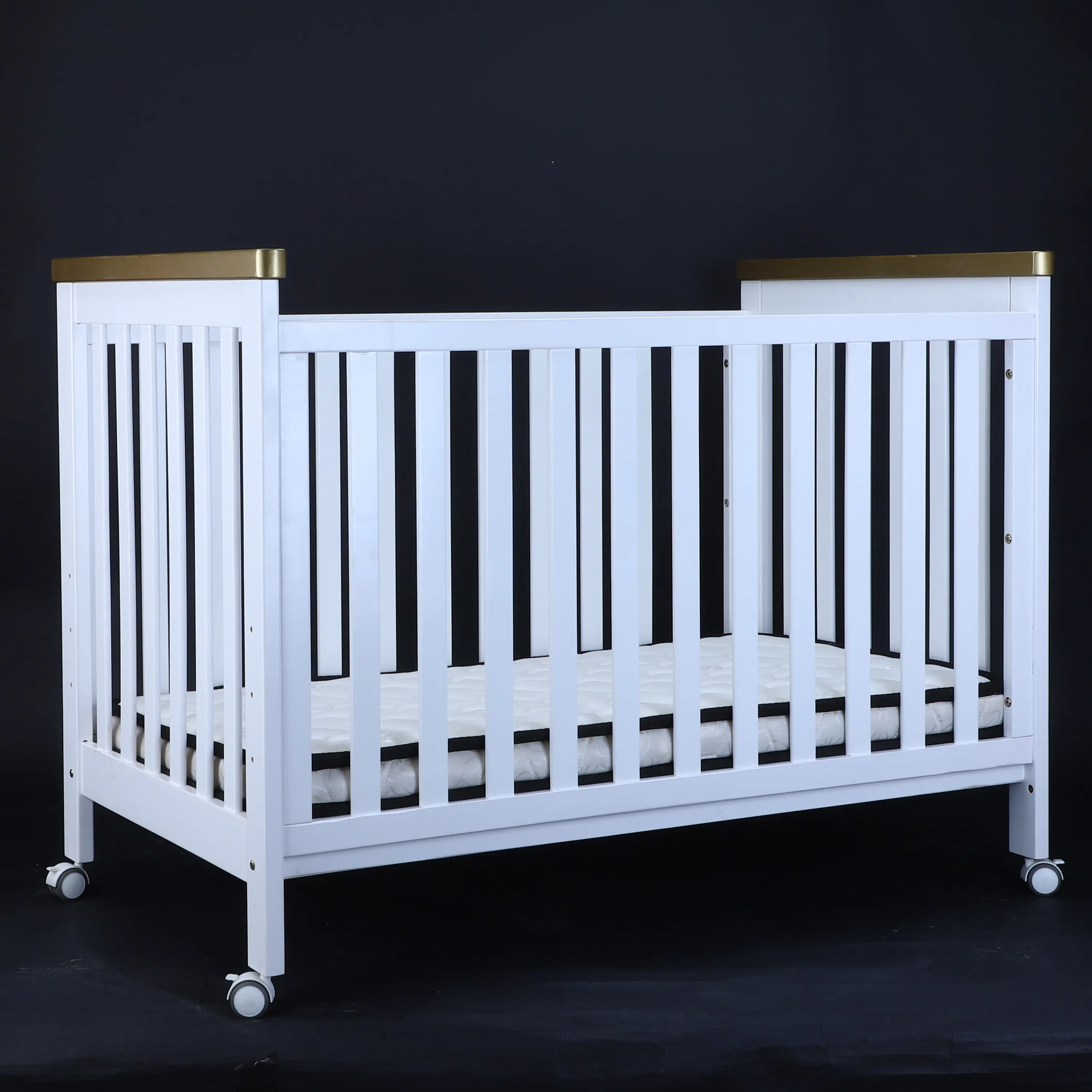 Lit de bébé en bois de pin de couleur blanche, prix d'usine 2023