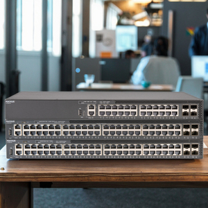 Redes listas para el futuro con el conmutador Ruckus, con 24 puertos Gigabit y características avanzadas de Capa 3, a través de los puertos Ruckus.