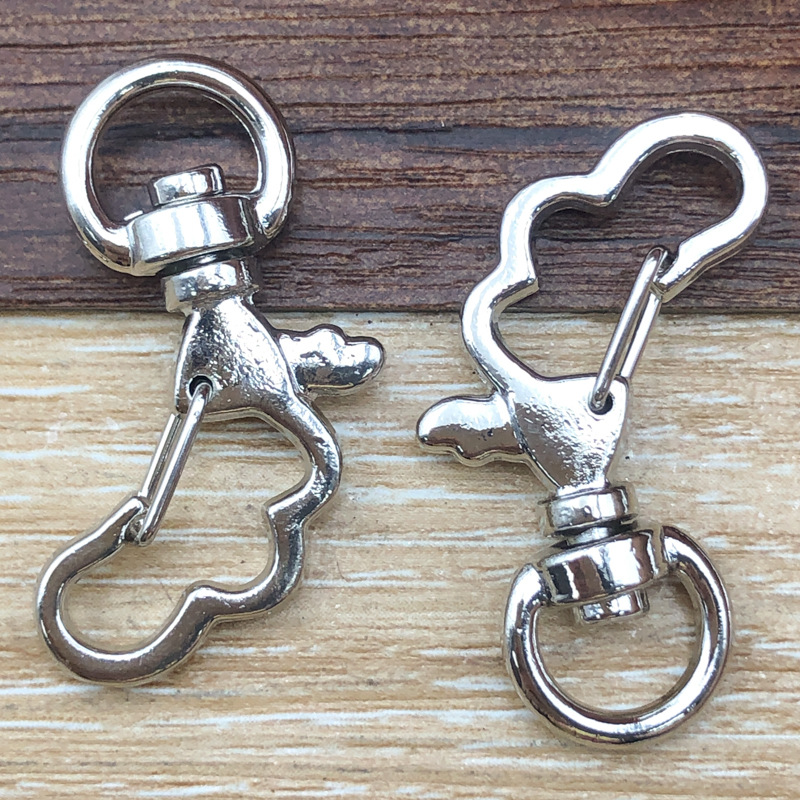 One white K cloud keychain, 20*34mm, 3.8g, 12833.