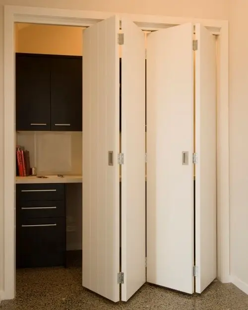 Precios de fábrica interior bi plegable estilo insonorizado bi pliegue puertas de madera partición moderna puerta plegable