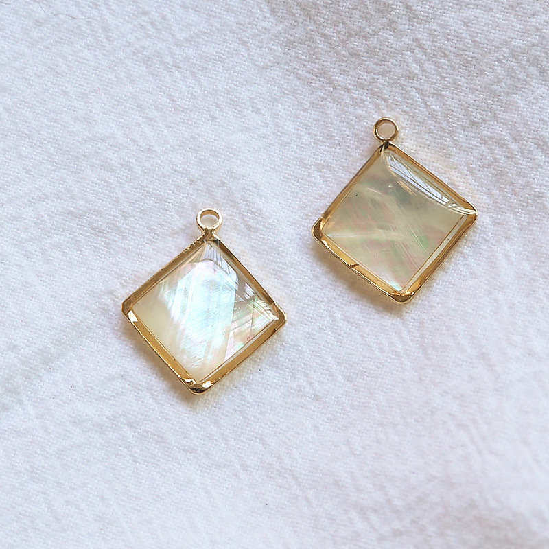 Un número 10 lámparas colgantes individuales blancas con forma de diamante.