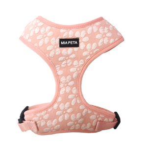GPSトラックバッグセット付きペットハーネスの犬用アクセサリーLuxePINKフラワーアジャスタブルペットネックハーネス、リード & カラーバンドル - Product Image 3