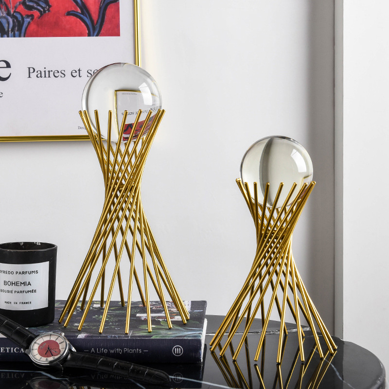 Ensemble boule de cristal dorée, taille fine.